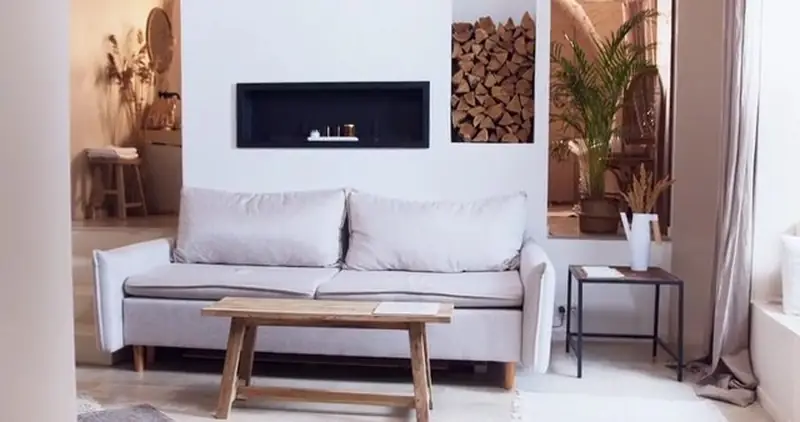 Jasny salon z sofą i stolikiem kawowym